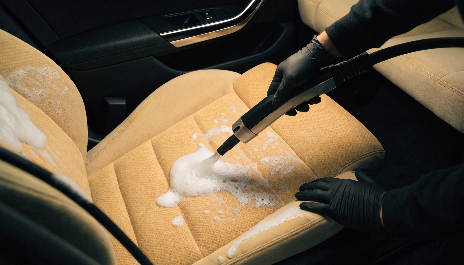 Autobekleding reinigen